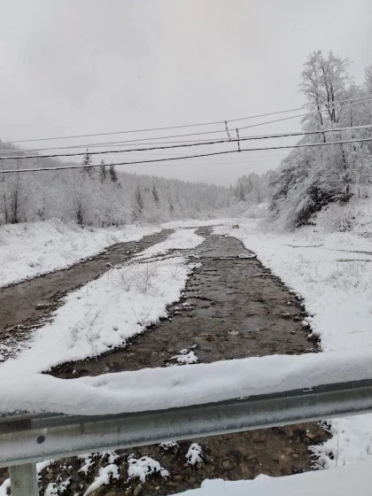Peisaj de iarna cu zapada Valea Doftanei
