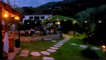 Atmosfera de relaxare cu muzica live in curtea pensiunii La Taverna