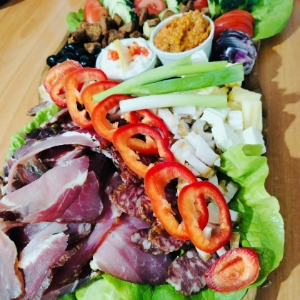 Platou traditional taranesc cu branzeturi legume si afumaturi naturale