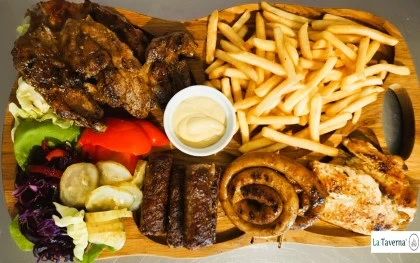 Mix grill friptura cu cartofi si muraturi asortate de casa
