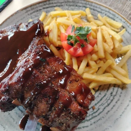 Scaricica de porc cu cartofi si sos BBQ