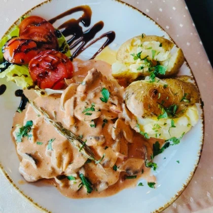 Escalop de porc cu ciuperci si cartofi copti