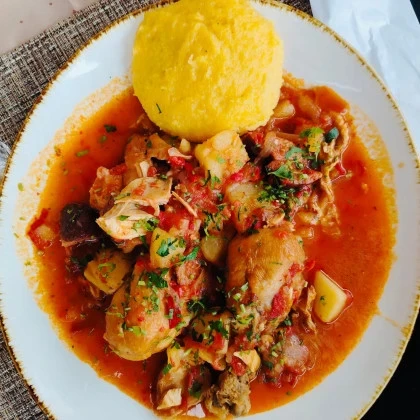 Tocanita traditionala de casa cu carne de gaina