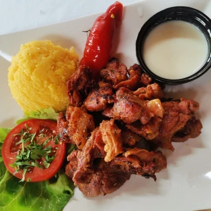 Pastrama de berbecut cu mamaliga si mujdei