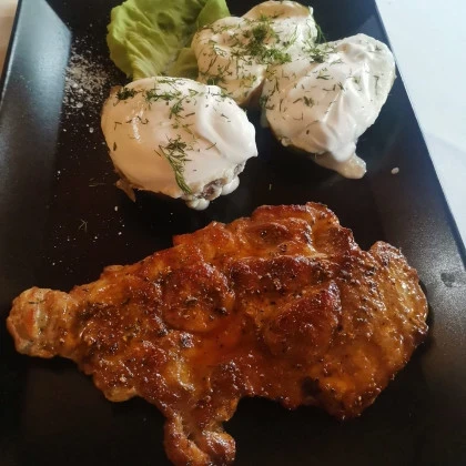 Ceafa de porc la gratar cu cartofi copti si smantana