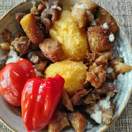 Pomana porcului cu mamaliguta si muraturi