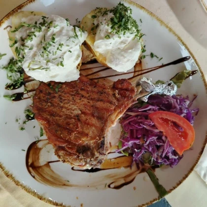 Cotlet tomahawk de porc cu cartof copt si salata