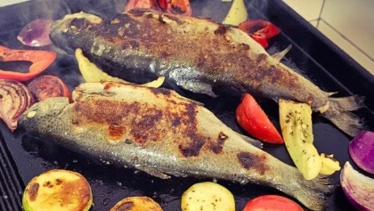 Pastrav pe plita cu legume si sos de usturoi