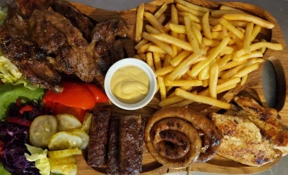 Platou mix grill cu garnitura si salata de muraturi