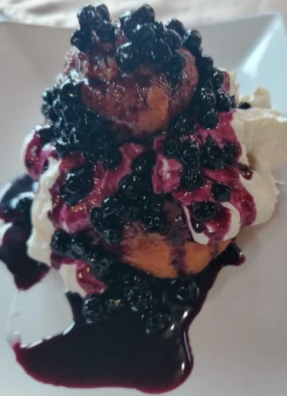 Papanasi cu dulceata de afine si smantana
