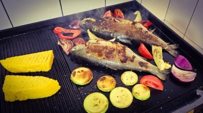 Pastarav pe plita cu mamaliguta legume si sos-de-usturoi