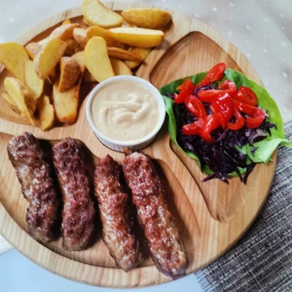 Mici la gratar cu mustar si cartofi wedges - La Taverna